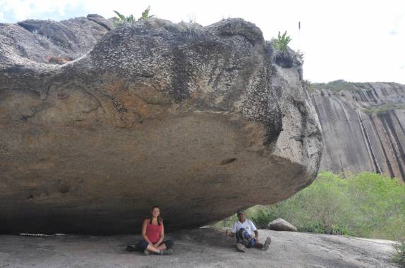Descansando na sombra (com seu Tico, nosso guia) no Parque Estadual da Pedra da Boca, na Paraíba, fronteira com Passa e Fica - RN